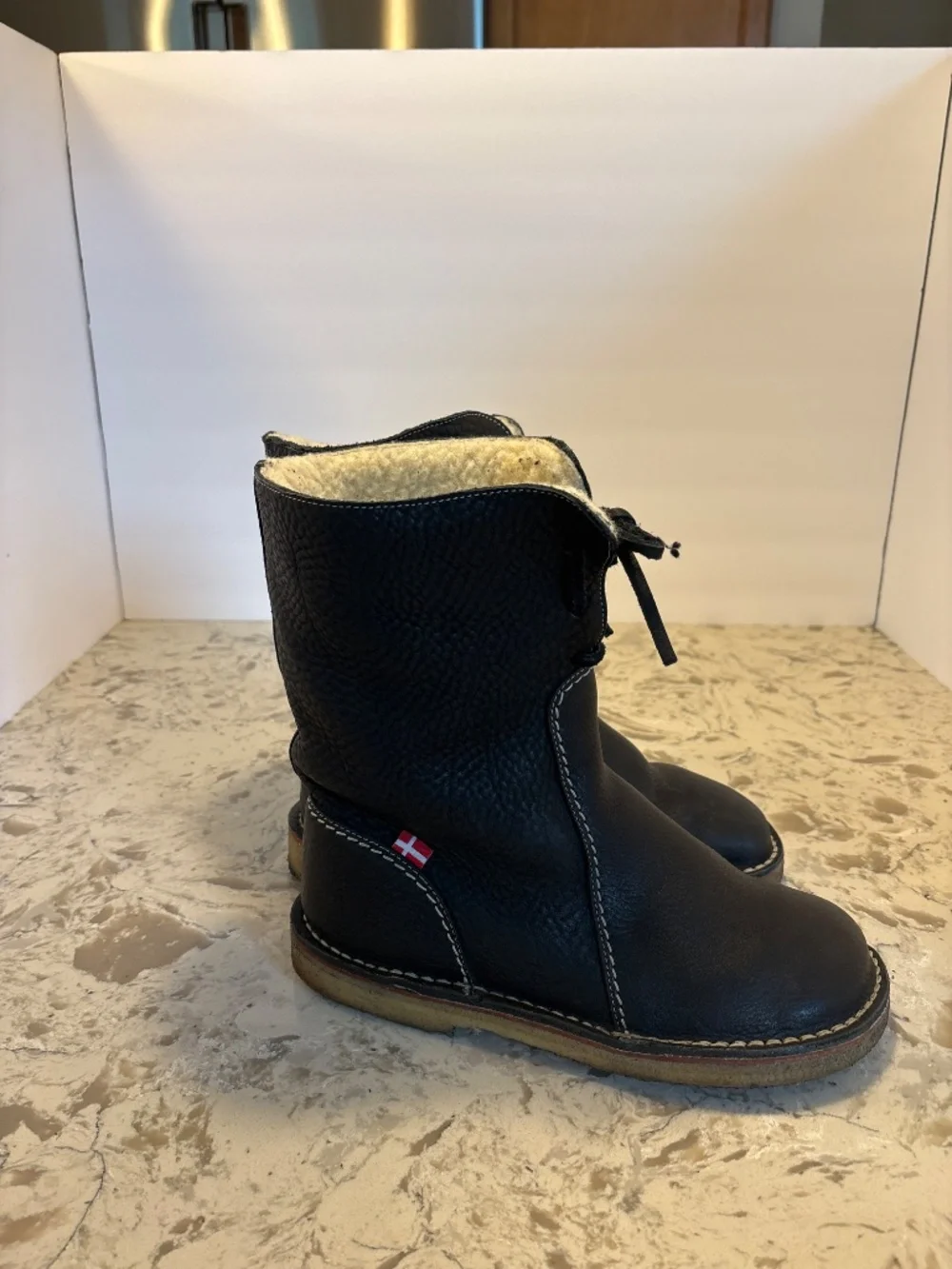 Women’s Duckfeet  Arthus Black Pebbled Leather Sherpa Boots 39